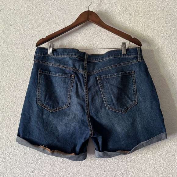 Old Navy Women's Fitted Regular Mid-Wash Denim Cuffed Shorts Plus 14 Denim NEW - Picture 9 of 10